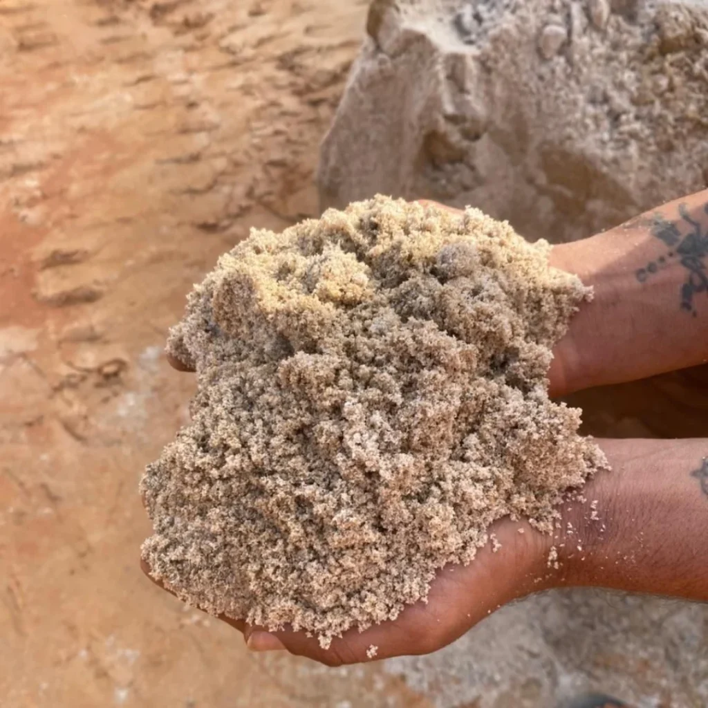 Areia média selecionada, com excelente granulometria, garantindo melhor acabamento e desempenho nas obras.