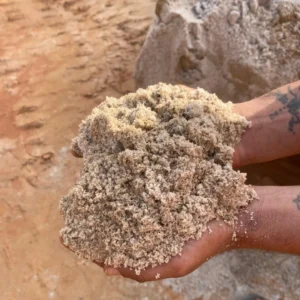 Areia média selecionada, com excelente granulometria, garantindo melhor acabamento e desempenho nas obras.